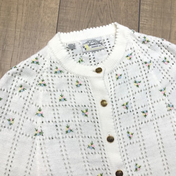 Vintage Sweater Bee by Banff Poncho Cape Womens White embroidered Floral Cottage - Picture 5 of 12